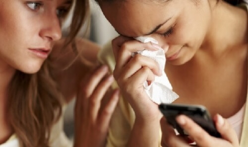 Kvinde der graeder mens veninden troester hende