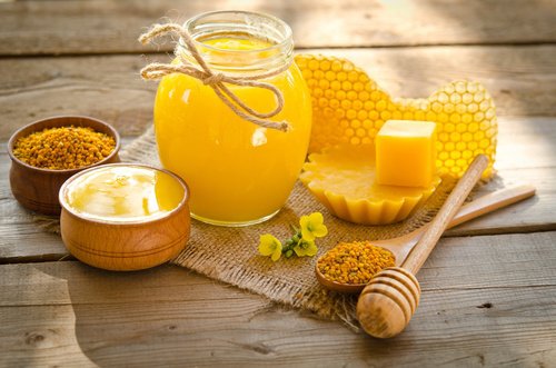 Til en hjemmelavet creme skal du b ruge honning.