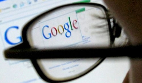 Person der kigger paa google