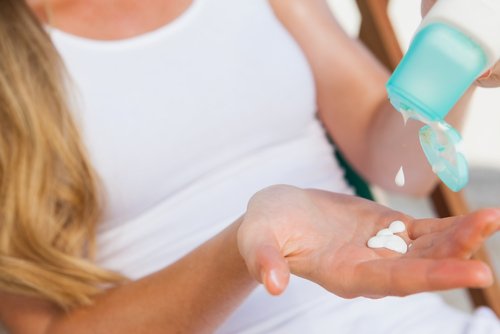 Kvinde der paafoerer solcreme