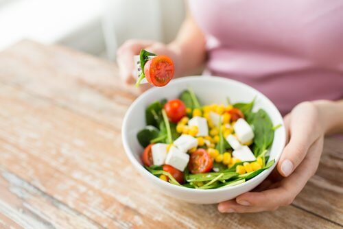 Kvinde der spiser salat