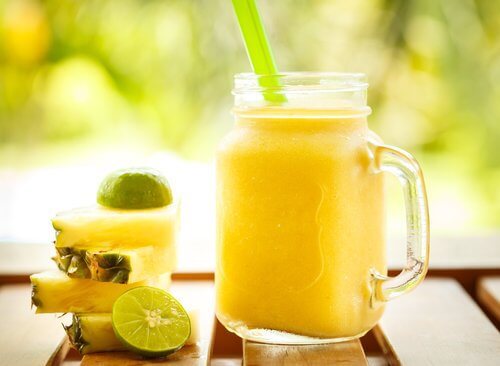 Smoothie med aeble og ananas og lime