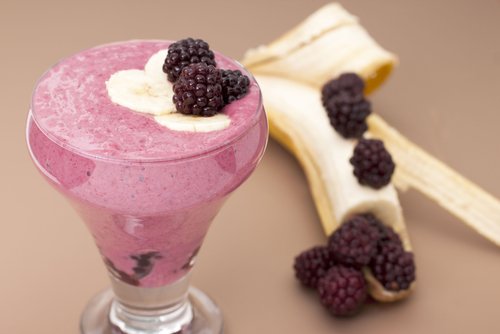 Smoothie med banan og baer