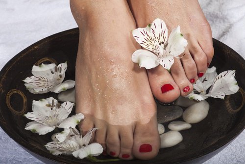 Kvinde der tager fodbad