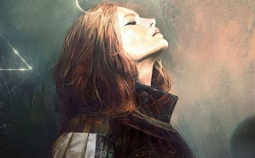 En kvinde der staar med lukkede oejne