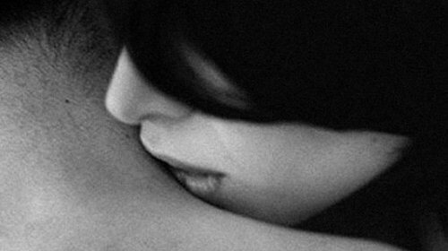 Kvinde der kysser fyr paa halsen