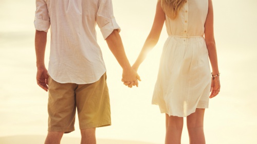 Par der holder i haand ved vandet