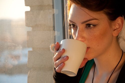 Ung kvinde drikker te