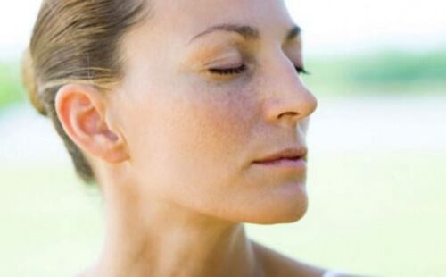 Kvinde der har lukkede oejne - symptomer ingen kvinde burde overse