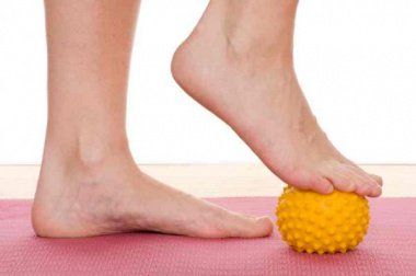Person der staar paa en lille massagebold
