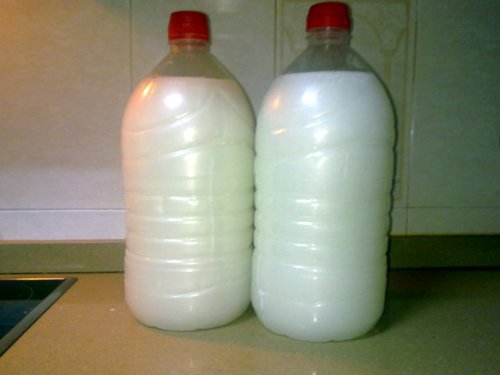 2 flasker med hvid vaeske