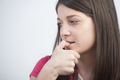 Kvinde der bider negle