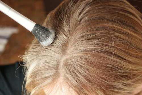Kvinde paafoerer toer shampoo