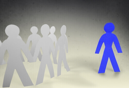 Blaa figur og hvide figurer