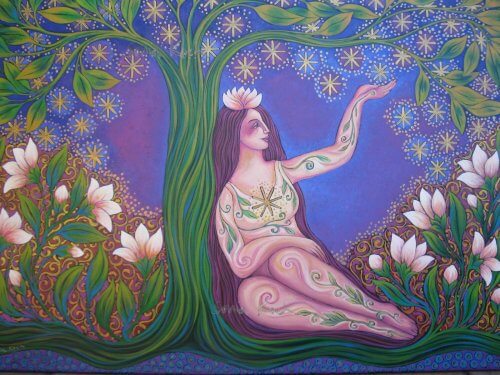 Kvinde der sidder op af et trae