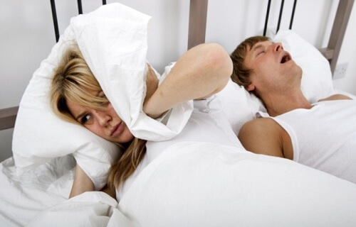 Kvinde der ikke kan sove fordi manden snorker - din aegtefælle