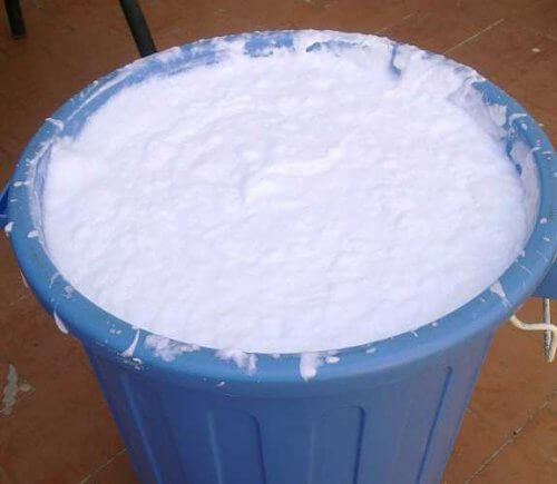 En stor spand med hvidt stads - flydende vaskemiddel