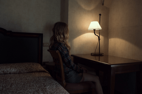 Person der sidder i et moerkt rum - den fattige mand