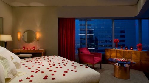 Sovevaerlse med rosenblade paa sengen