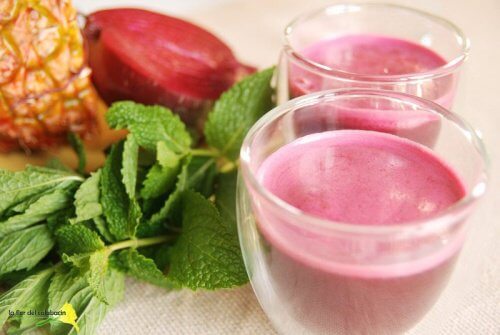 To glas rødbedejuice