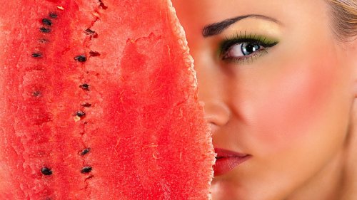 Kvinde der gemmer sit ansigt bag en melon