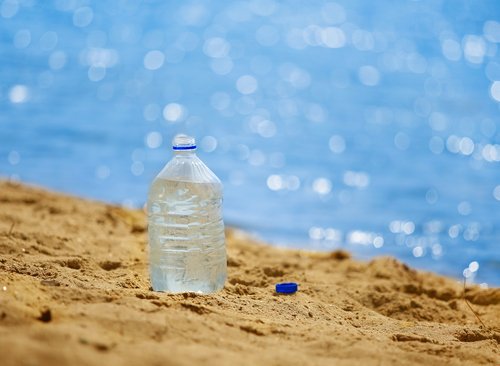Plastikflaske på stranden