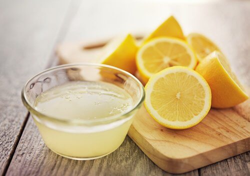 Citronsaft og citroner