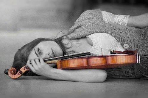 Kvinde der ligger med en violin