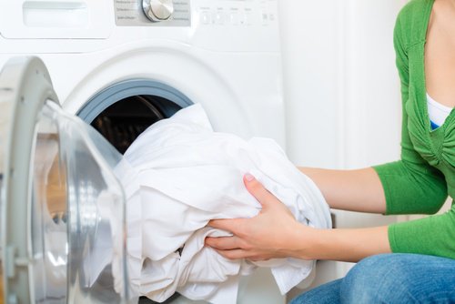 Kvinde der vasker hvidt toej