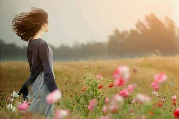 Kvinde der staar paa en eng