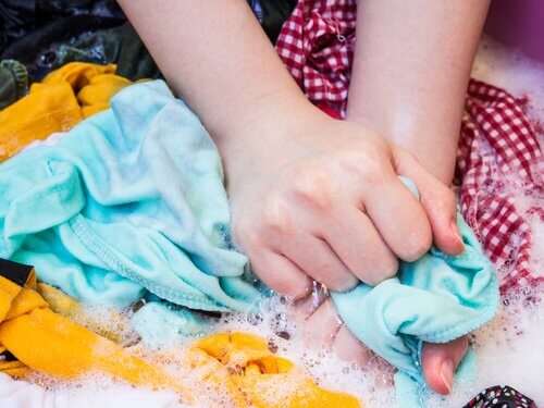 Farvet toej der bliver haandvasket