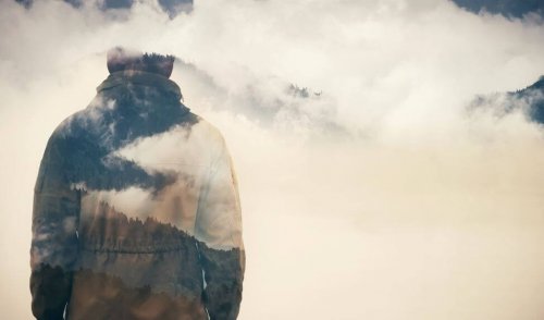 Person der staar ved en masse skyer