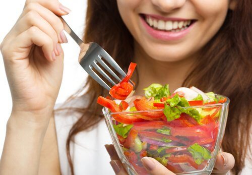Kvinde der spiser salat