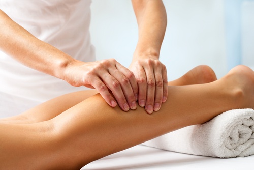 Kvinde der faar ben massage