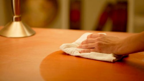 Person der olierer bordplade