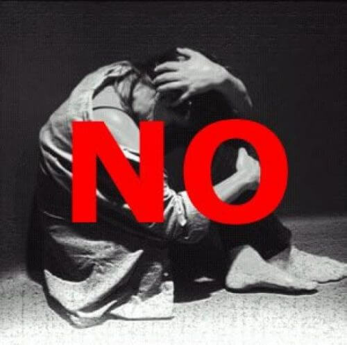 Person der sidder sammenboejet med et stort NEJ