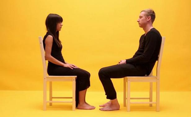 Par der sidder overfor hinanden