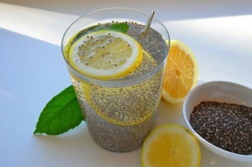 Vand med chiafroe og citron