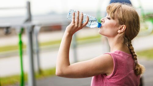 Kvinde der drikker vand