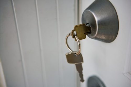 Noegle der sidder i en laas