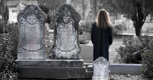 Kvinde der er paa en kirkegaard