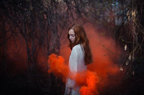 Pige i skov med roedt roeg