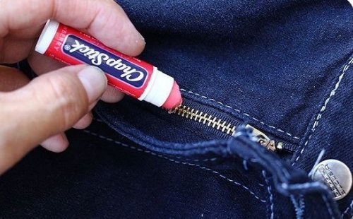 Person der smoerer sin lynlaas med laebepomade