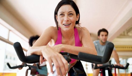 Kvinde der er paa en motionscykel