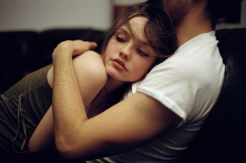 Fyr der omfavner sin kaereste