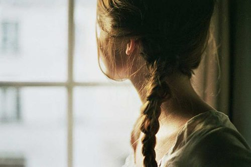 Pige der ser ud af vinduet - Haandtere doeden