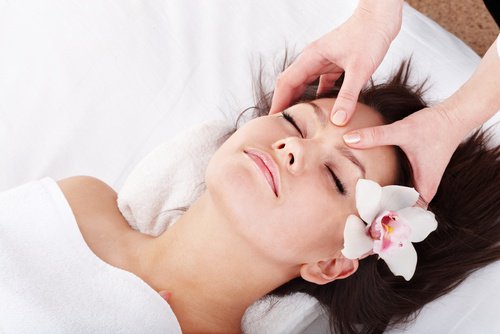 Kvinde der faar hoved massage