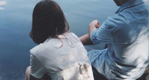 Par der sidder ved vandet