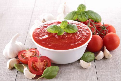 Opskrift på hjemmelavet tomatsauce.