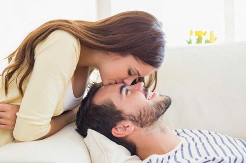 ung kvinde der kysser sin kaereste paa panden